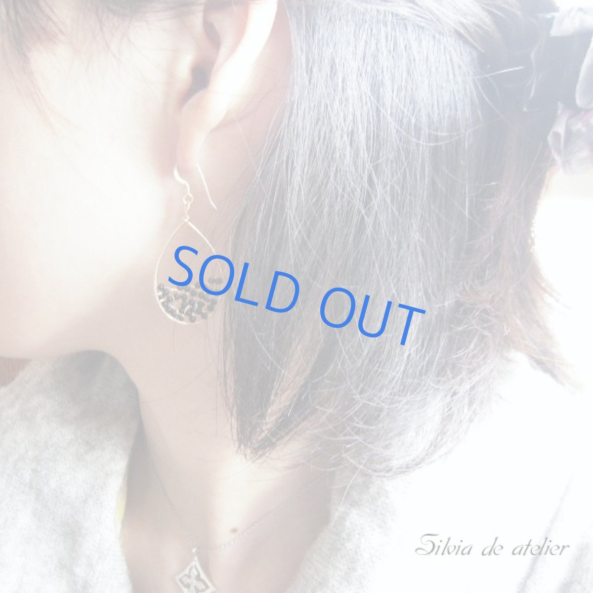 画像2: ブラックオニキス 14kgfティアドロップワイヤーピアス (2)