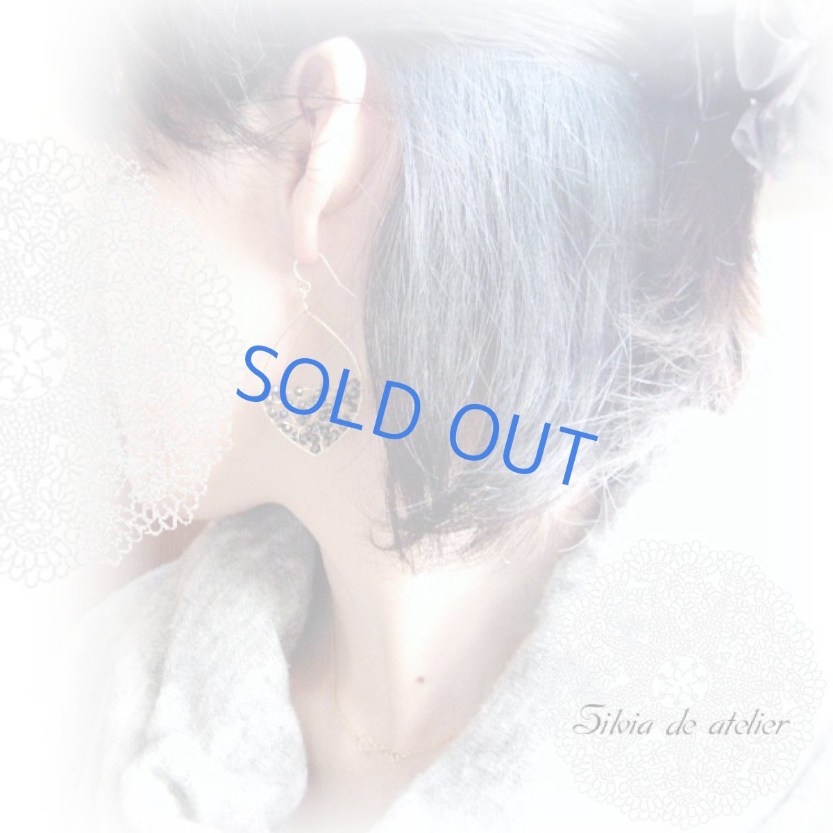 画像2: ブラックスピネルブルーカラー 14kgfオニオンマーキスドロップ ワイヤーピアス (2)