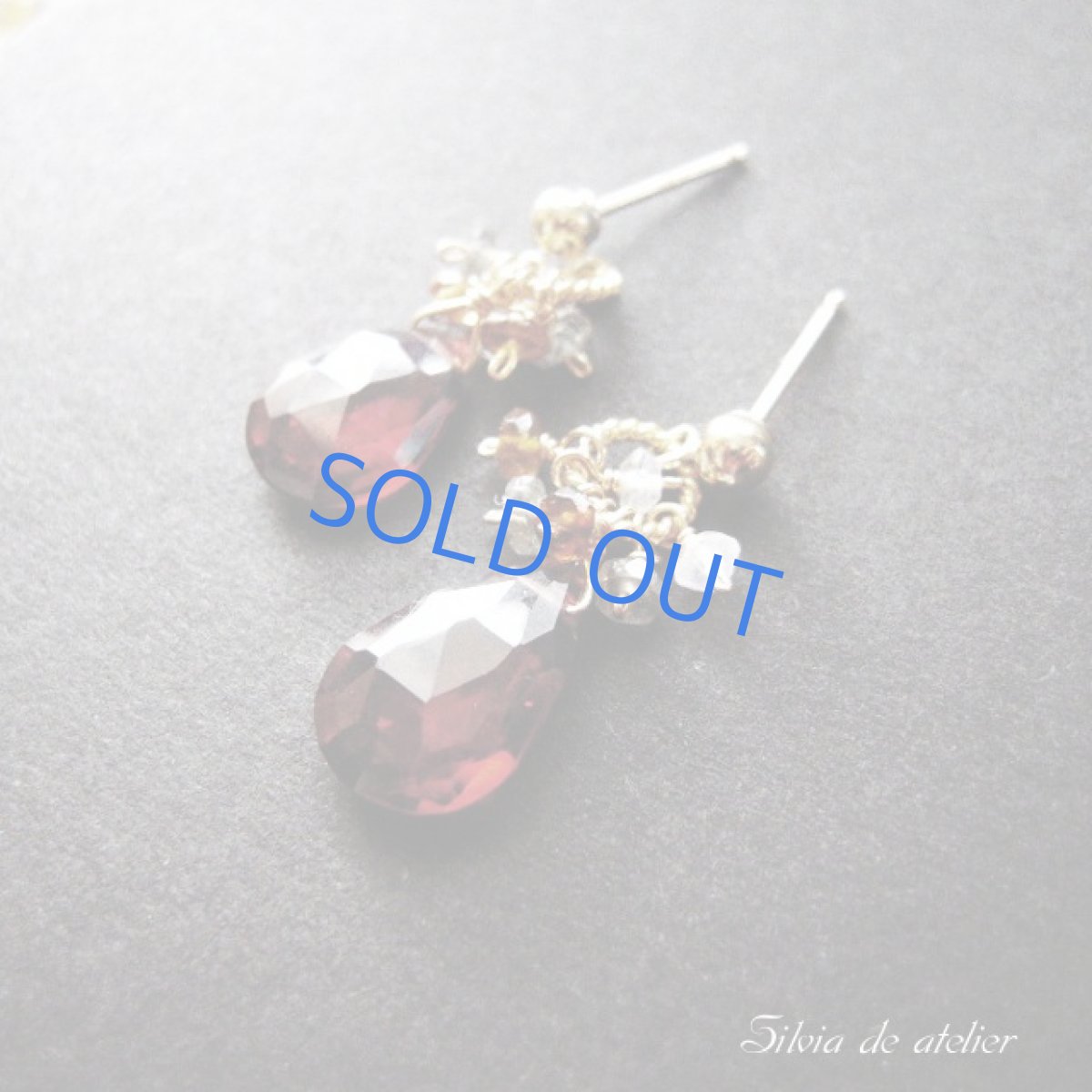 画像2: モザンビークガーネット大粒ペアシェイプ×アレキサンドライト 14kgfピアス (2)