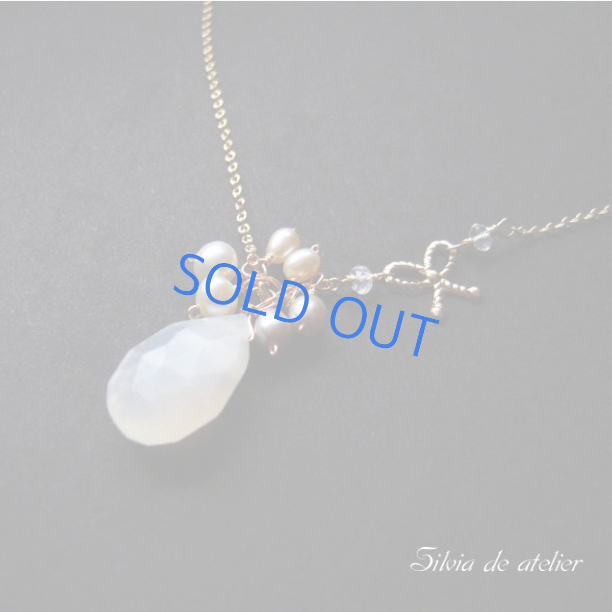 画像2: ホワイトムーンストーン大粒ペアシェイプ×14kgfリボン ネックレス (2)