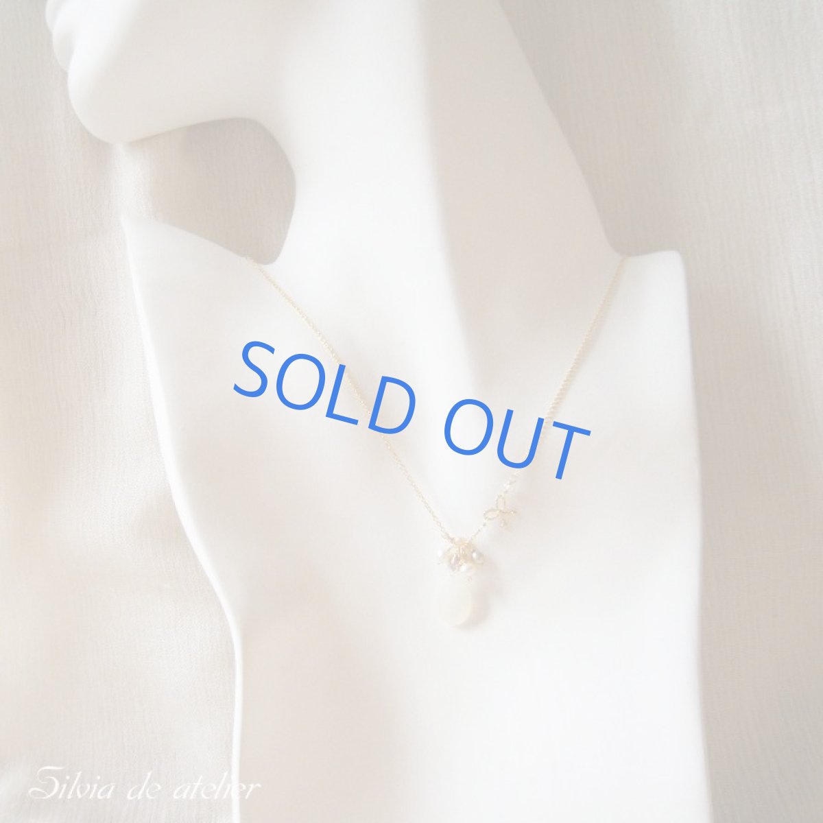 画像4: ホワイトムーンストーン大粒ペアシェイプ×14kgfリボン ネックレス (4)