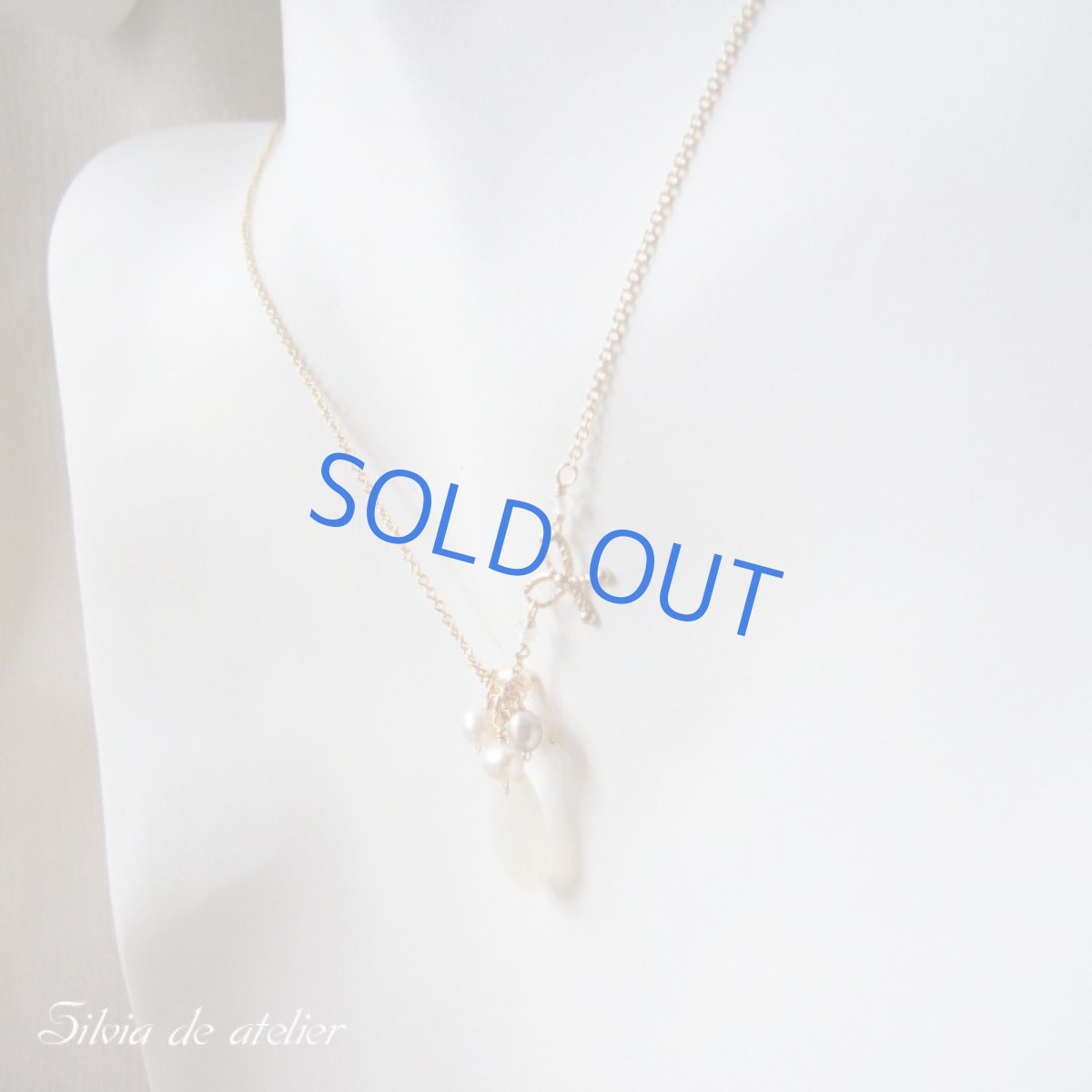 画像3: ホワイトムーンストーン大粒ペアシェイプ×14kgfリボン ネックレス (3)