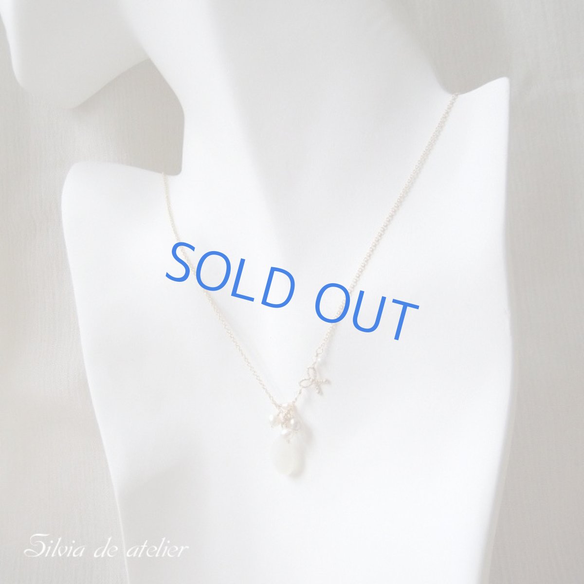 画像5: ホワイトムーンストーン大粒ペアシェイプ×14kgfリボン ネックレス (5)