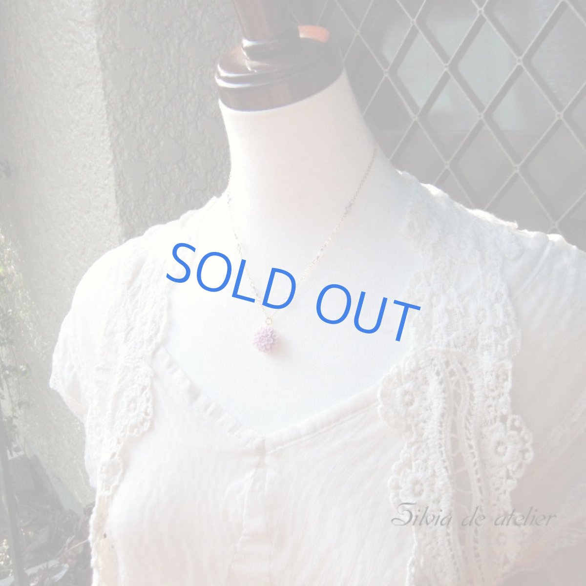 画像2: ダリア風レリーフフラワーチャーム ネックレス (2)