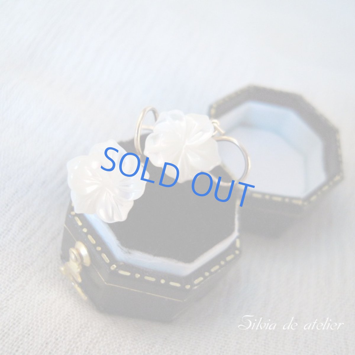 画像2: マザーオブパールプルメリア 14kgfピアス (2)