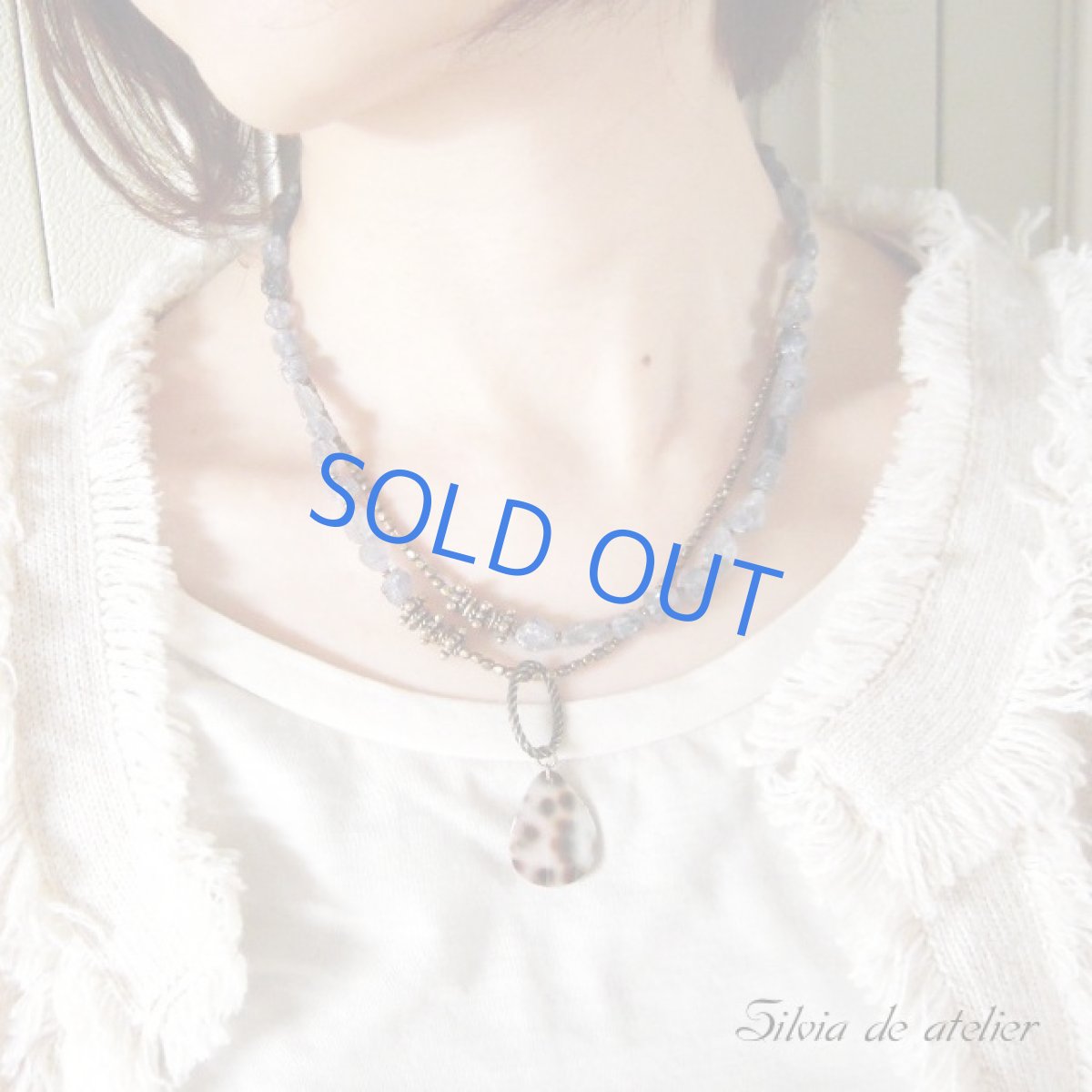 画像4: 5WAY アイオライトラフロックタンブル ロングネックレス&多連ブレスレット(レオパード柄シェルチャーム付) (4)