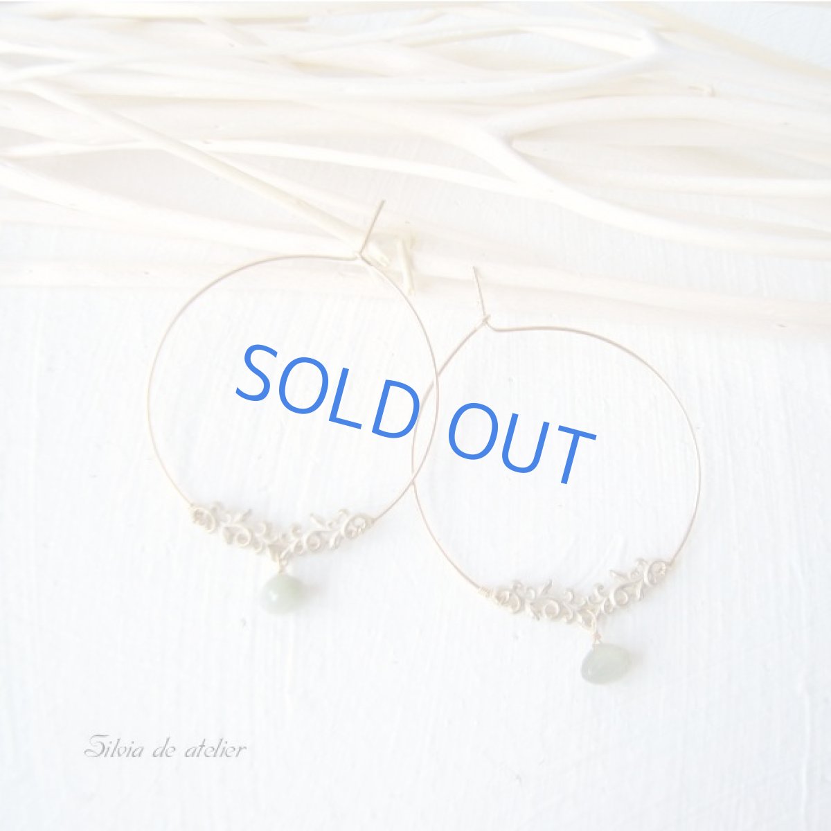 画像2: グリーンクォーツキャッツアイ×レリーフ　大ぶり14kgf製フープピアス (2)