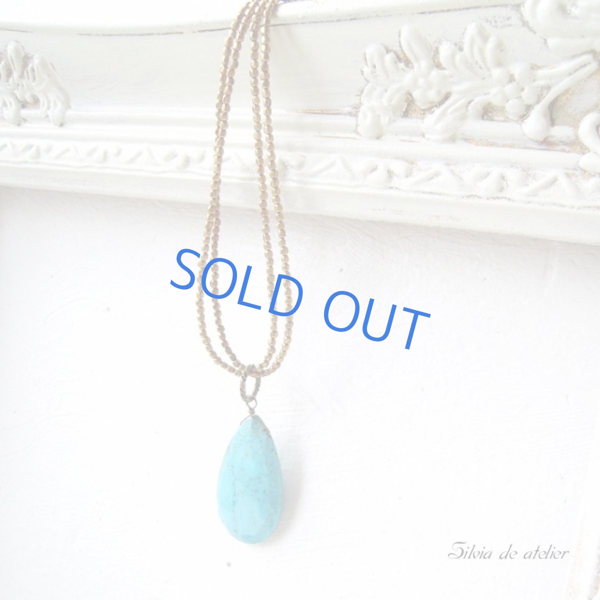 画像2: 1点もの◇メキシカンターコイズチャーム アンティークゴールドビーズ2連ネックレス (2)