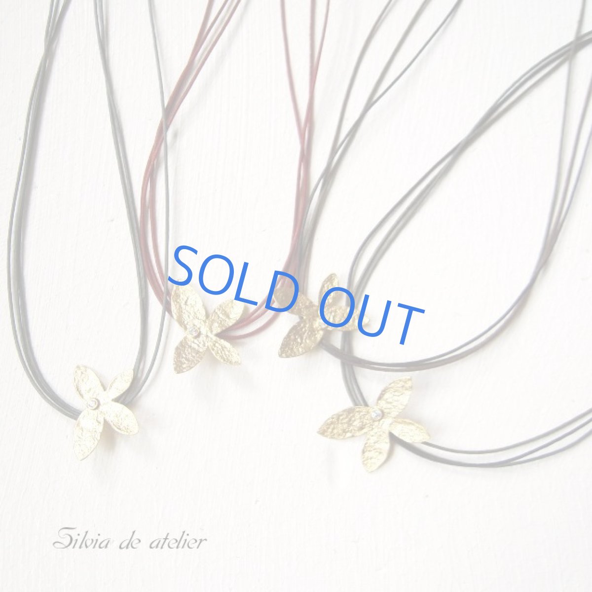 画像2: 残り1点◆マットゴールドフラワーチャーム　コットンコード3連ネックレス (2)