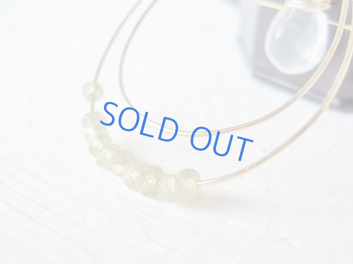 画像2: セレモニアムーンストーン×デマントイドガーネット 14kgf製ダブルティアフープピアス (2)