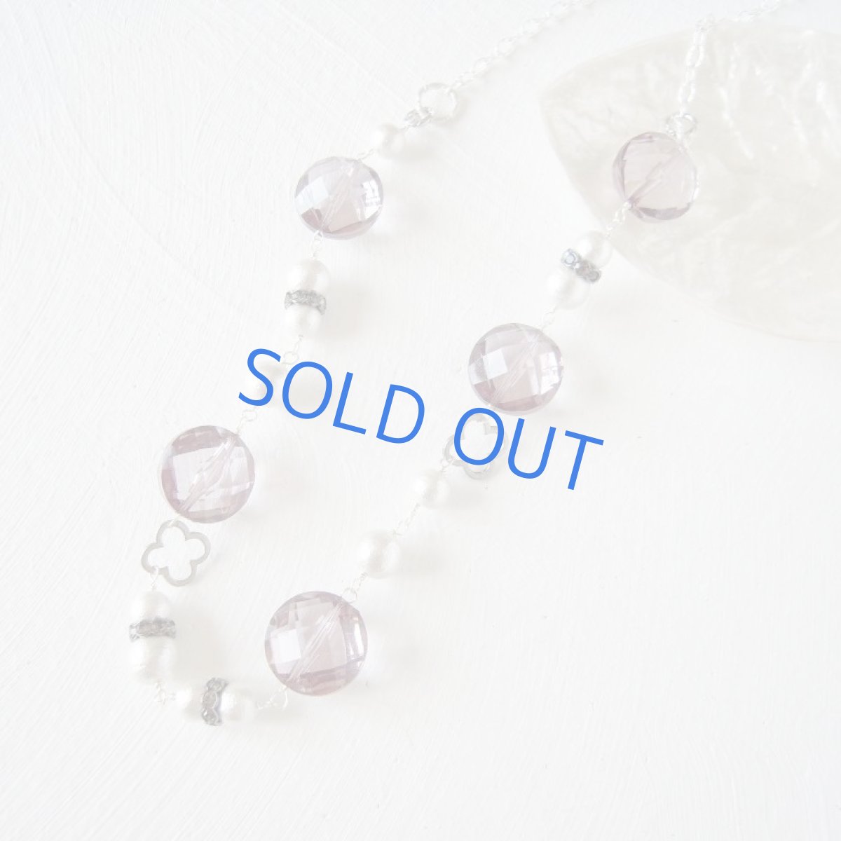 画像2: スモーキーアクリル×コットンパール マットシルバー ロングネックレス (2)