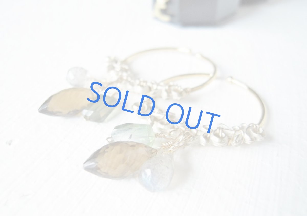 画像2: レリーフ×ブランデークォーツシャンデリア 25mmフープイヤリング (2)