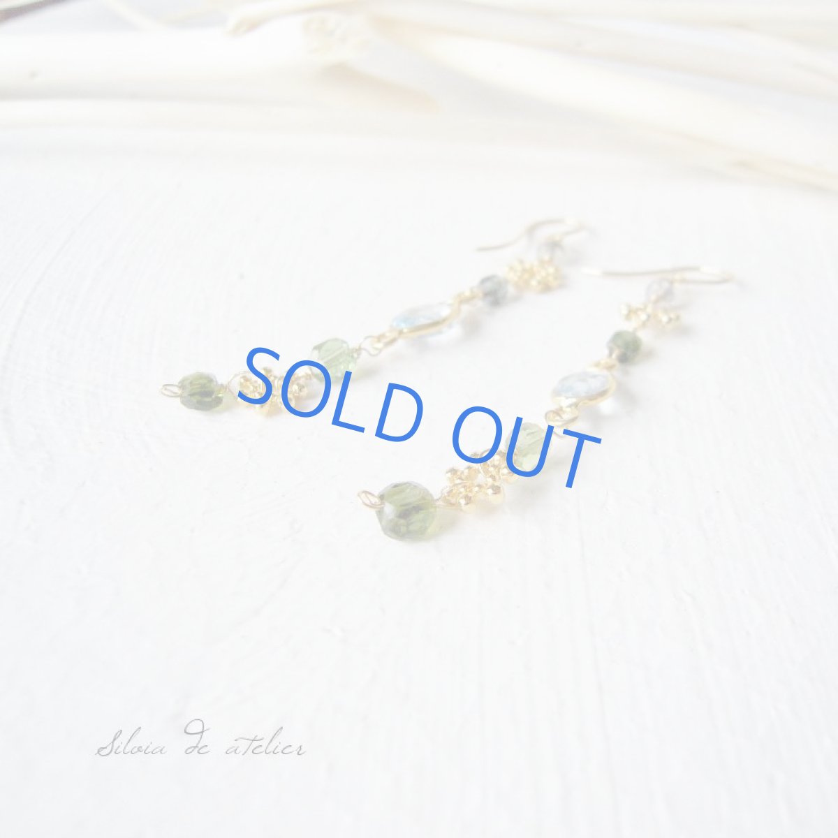 画像2: ブルートパーズ&グリーントルマリンタンブル&サファイヤ 14kgfデザインラインピアス (2)