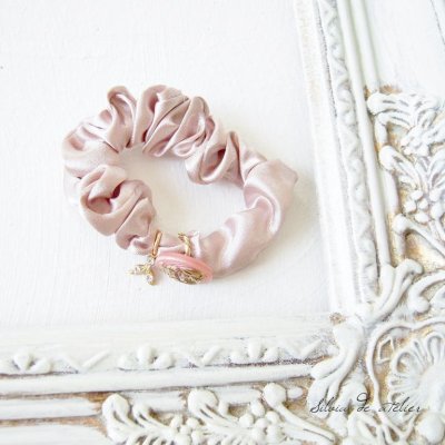 画像1: チェコボタン　ピンク付　ピンクベージュサテン　シュシュ(ヘアアクセサリー)