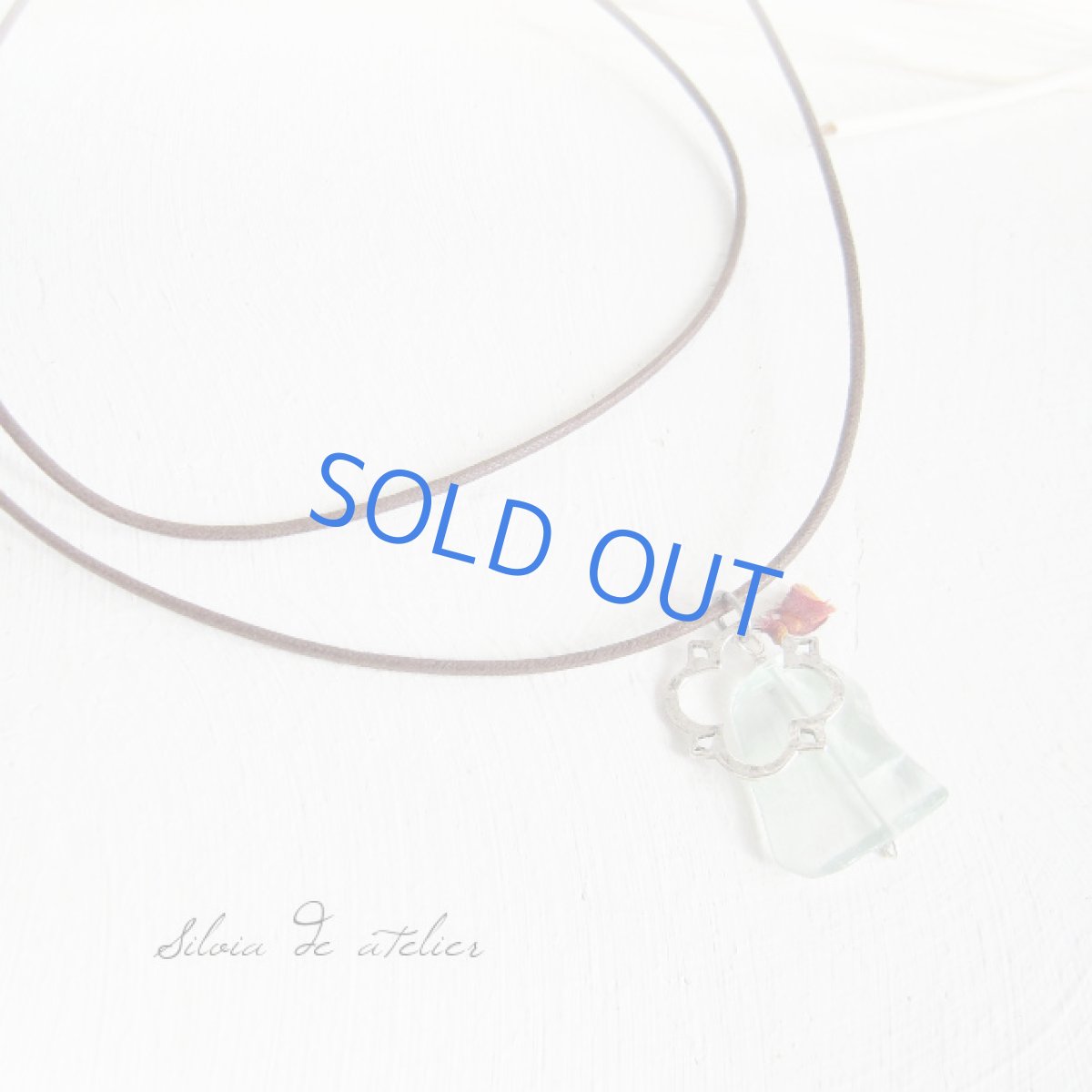 画像3: フローライト シルバーチャーム&レッドシルクリボン コード ネックレス (3)