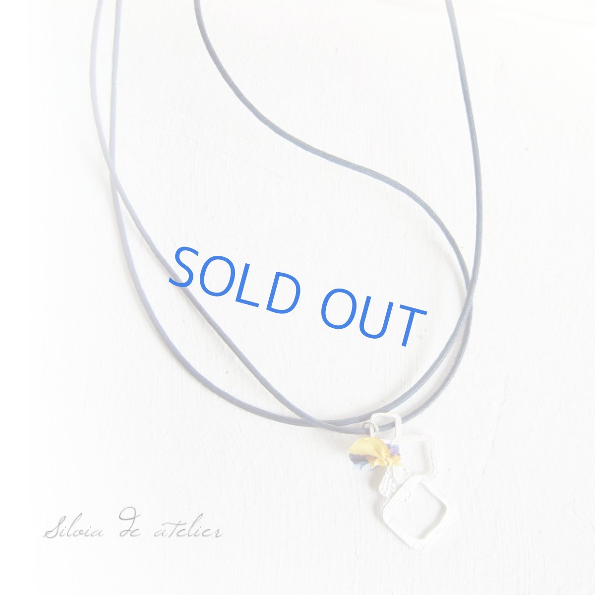 画像2: シルクリボン マットシルバーチャーム コード ネックレス (2)