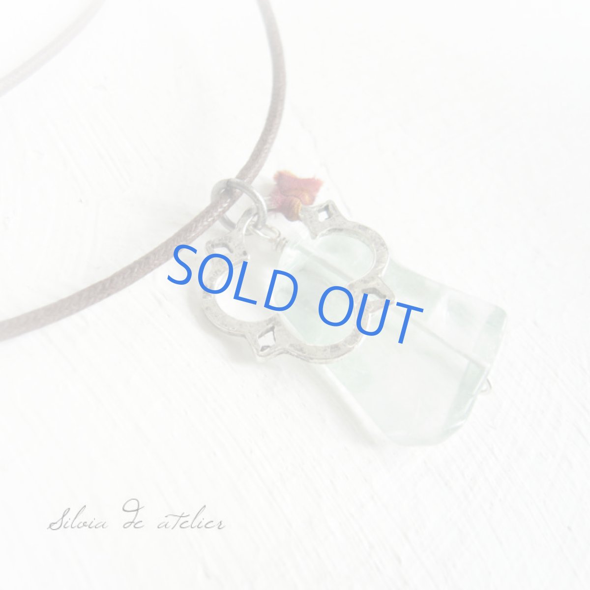 画像2: フローライト シルバーチャーム&レッドシルクリボン コード ネックレス (2)