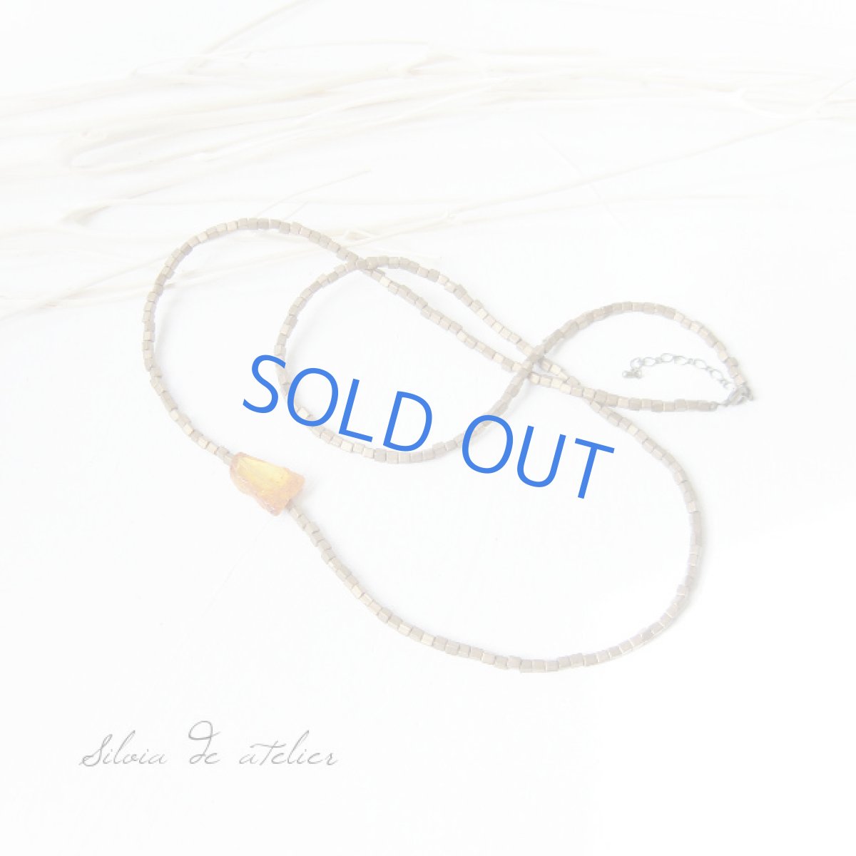 画像2: バルティックアンバー スライスタンブル チェコガラスメタルカラーキューブビーズ ロングネックレス (2)