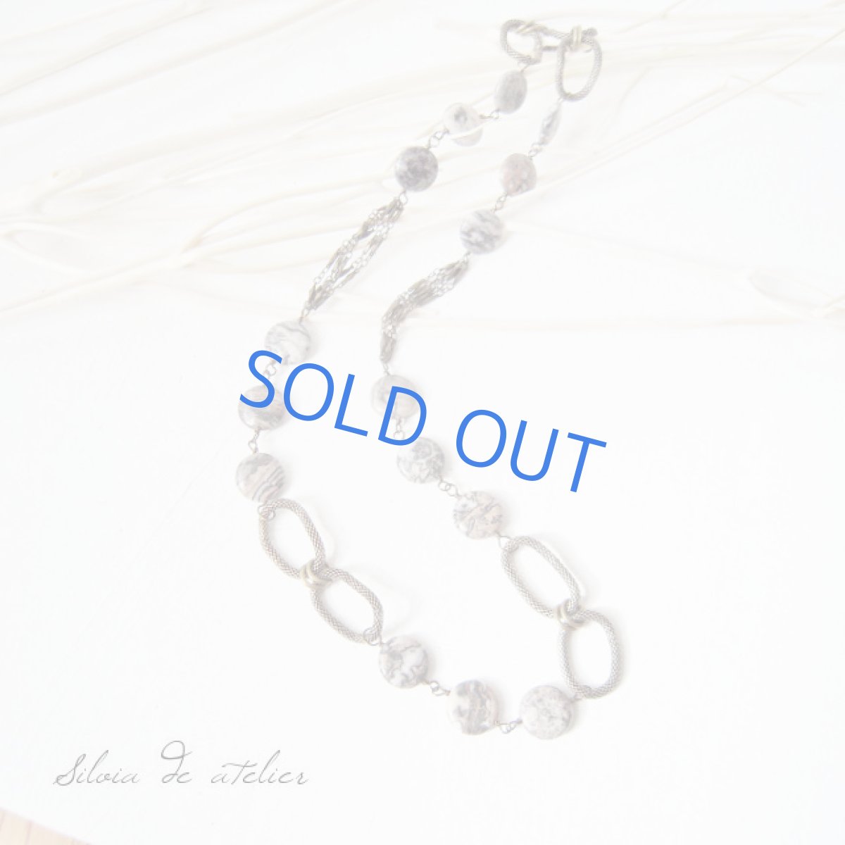 画像2: グレーパープルジャスパー系天然石コイン×スネイクチェーン デザイン ロングネックレス (2)