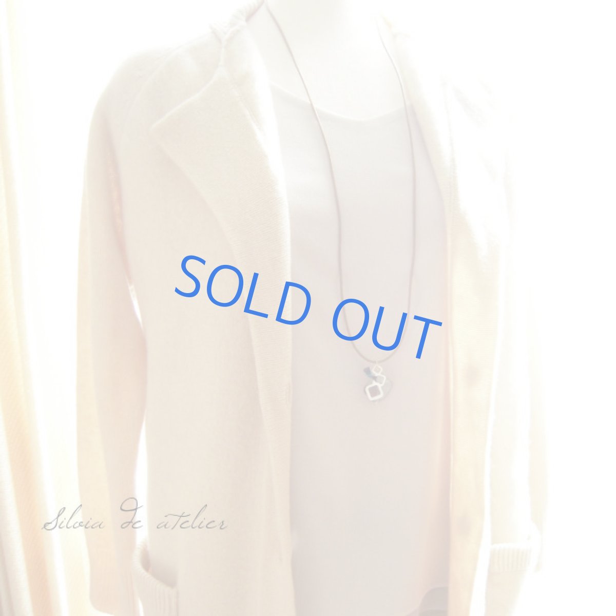 画像4: フローライト シルバーチャーム&ブルーシルクリボン コード ネックレス (4)