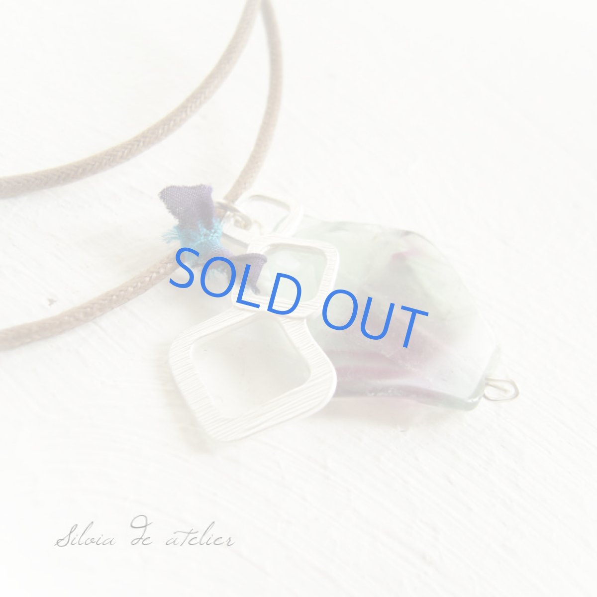 画像2: フローライト シルバーチャーム&ブルーシルクリボン コード ネックレス (2)