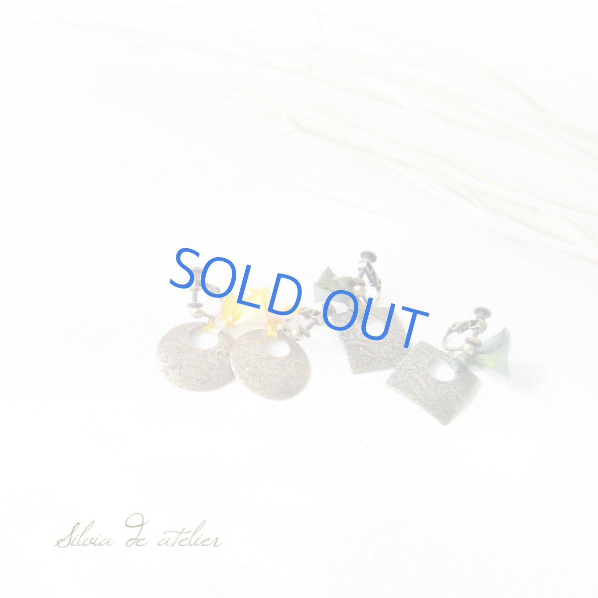 画像3: スクエア アンティークゴールドメタル グリーンシルクリボン イヤリング  (3)