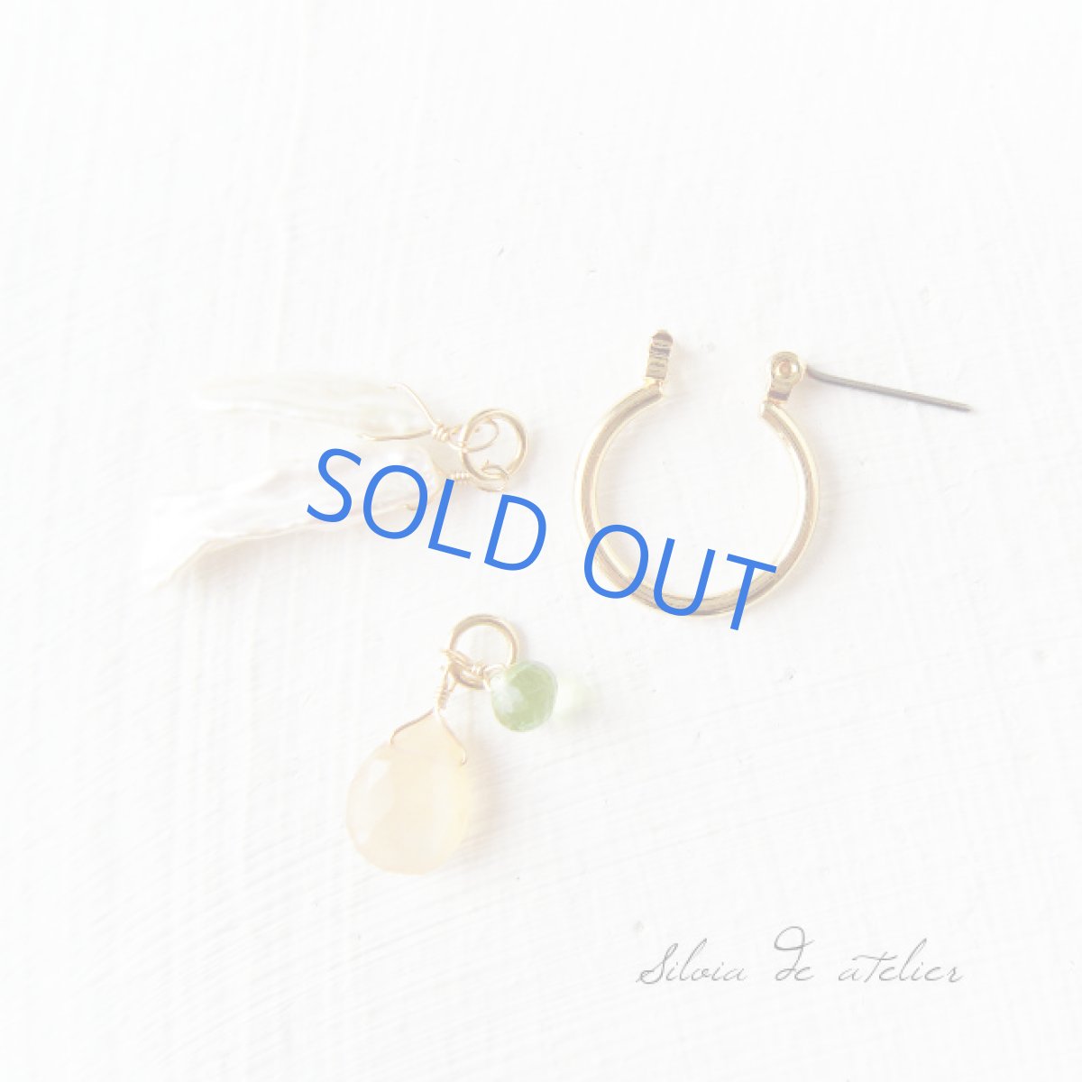 画像2: オレンジムーンストーン チャーム式 チタンポストフープピアス (2)