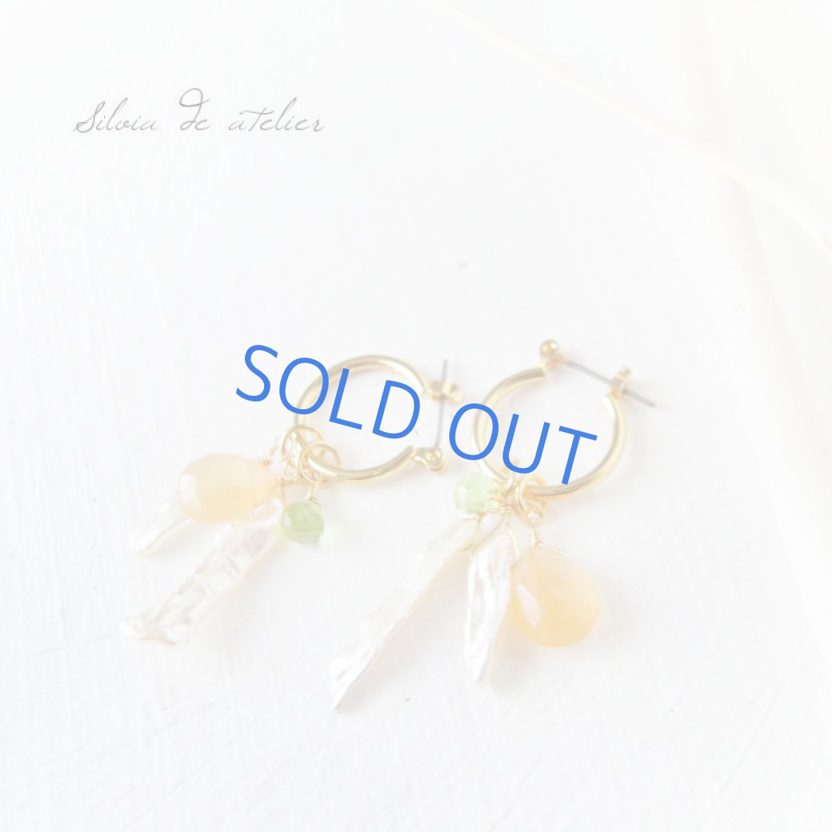 画像3: オレンジムーンストーン チャーム式 チタンポストフープピアス (3)