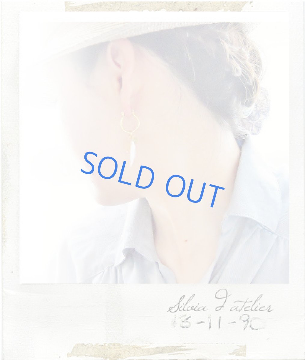 画像5: オレンジムーンストーン チャーム式 チタンポストフープピアス (5)