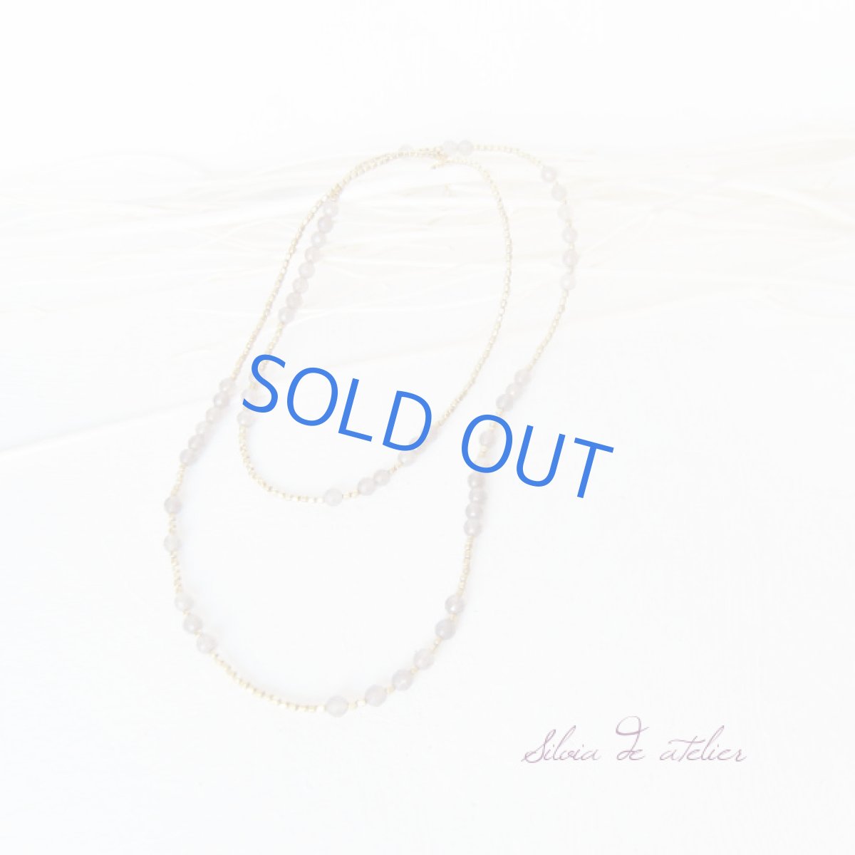 画像2: グレーオニキスラウンドカット　マットゴールドアシンメトリーロングネックレス (2)