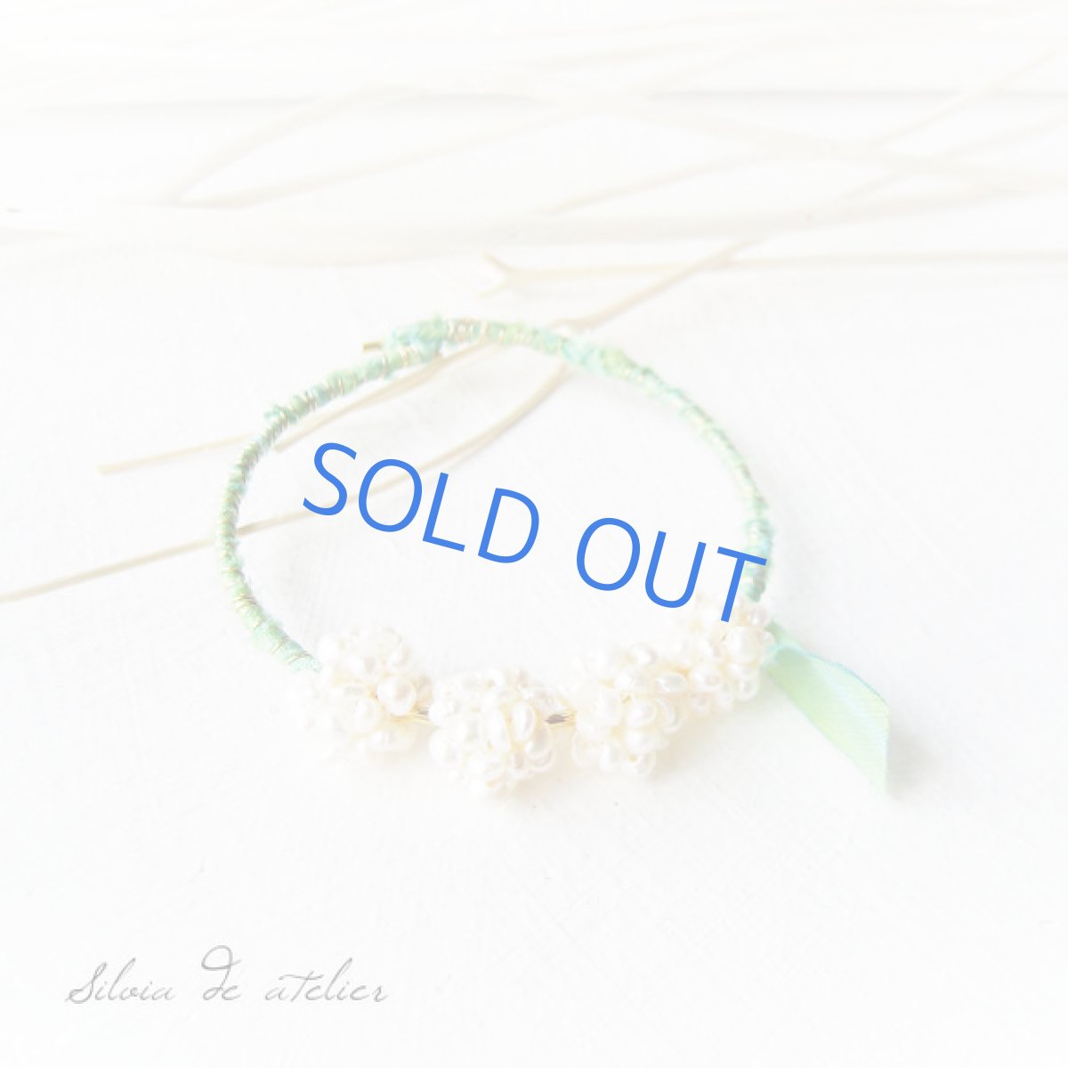 画像2: 淡水パールボール グリーンカラーシルクリボン バングル (2)