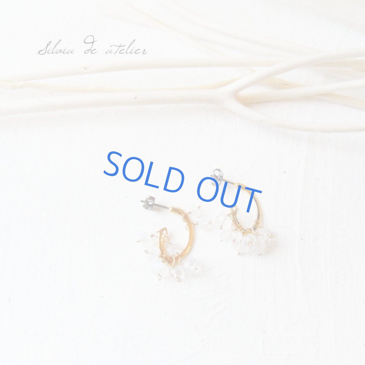 画像2: ロイヤルムーンストーン　Vフックゴールド　チタンポストピアス (2)