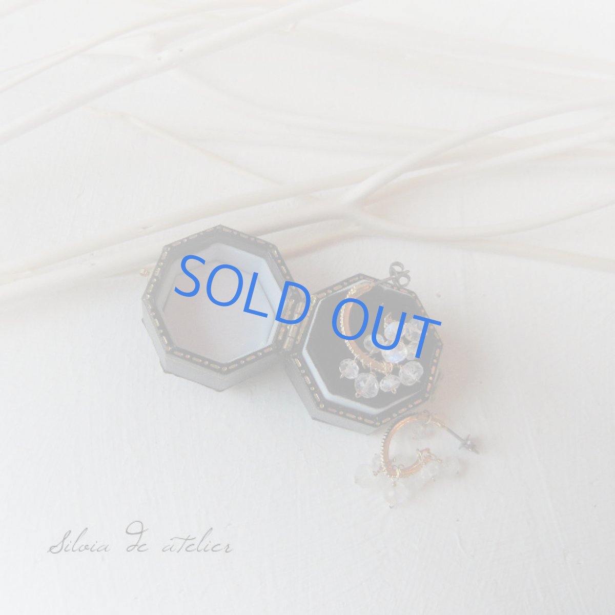 画像3: ロイヤルムーンストーン　Vフックゴールド　チタンポストピアス (3)