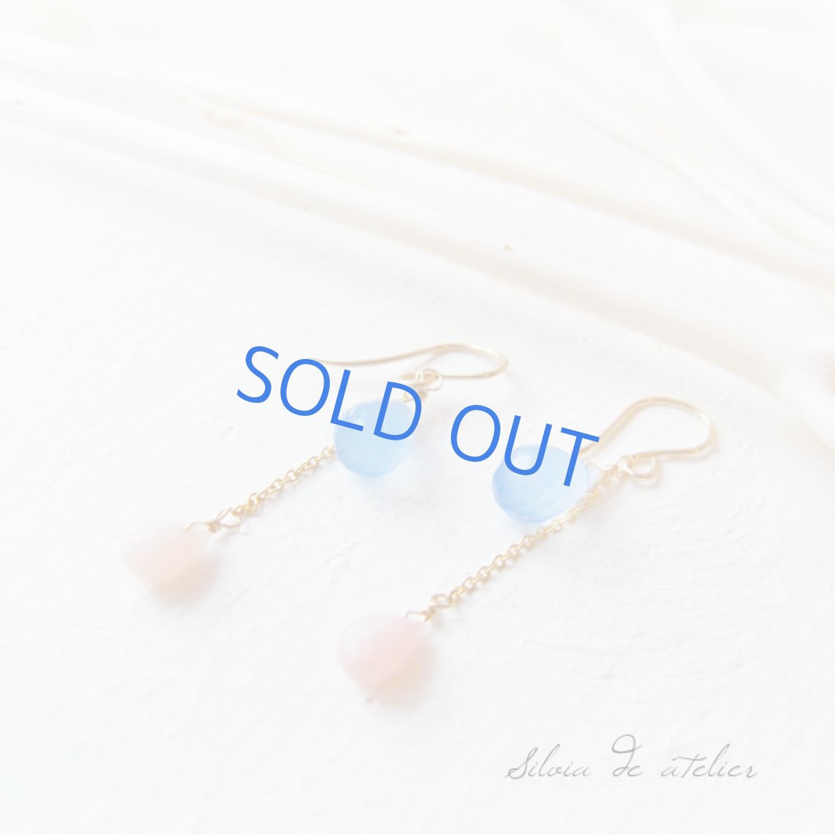 画像2: ブルーカルセドニー×ピンクオパール ラインドロップ 14kgfピアス (2)