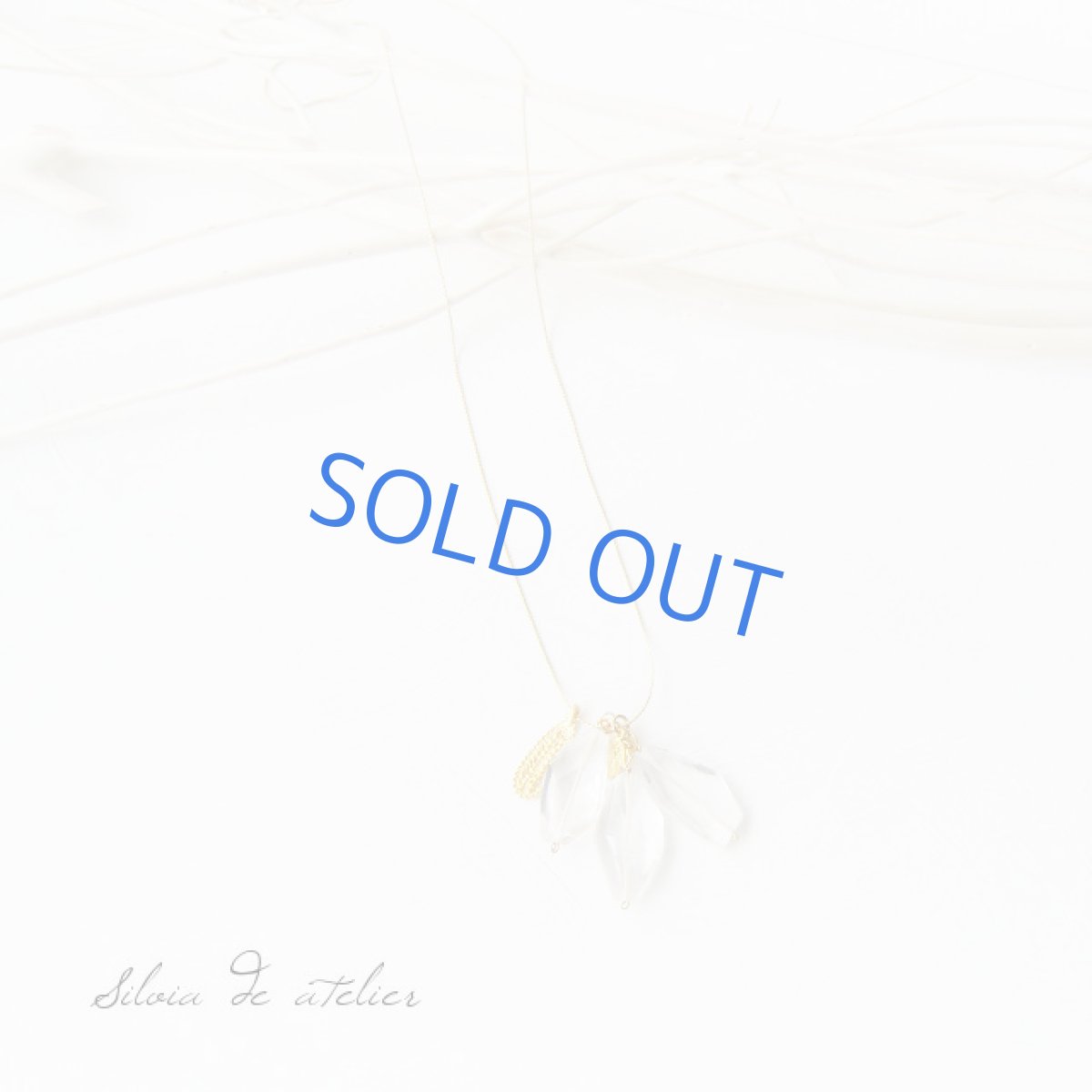 画像2: クリスタルタンブルカット 3粒 ゴールドストリングスチェーンロングネックレス (2)