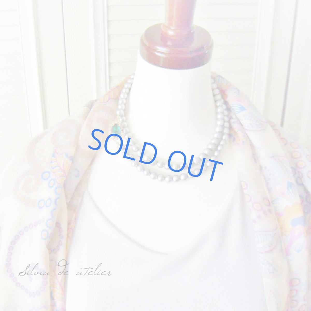 画像2: エメラルドスワロフスキービジュー留め具 グレーコットンパールネックレス (2)