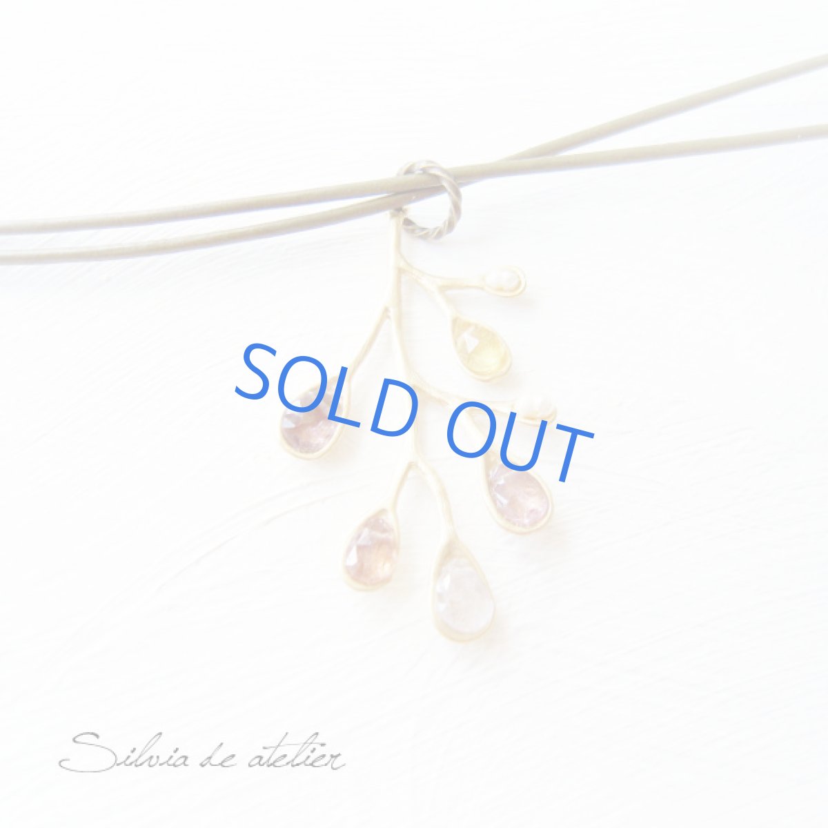 画像2: 高級イタリアンレザーコード2連 カーキ リーフチャーム カラースピネル ネックレス (2)