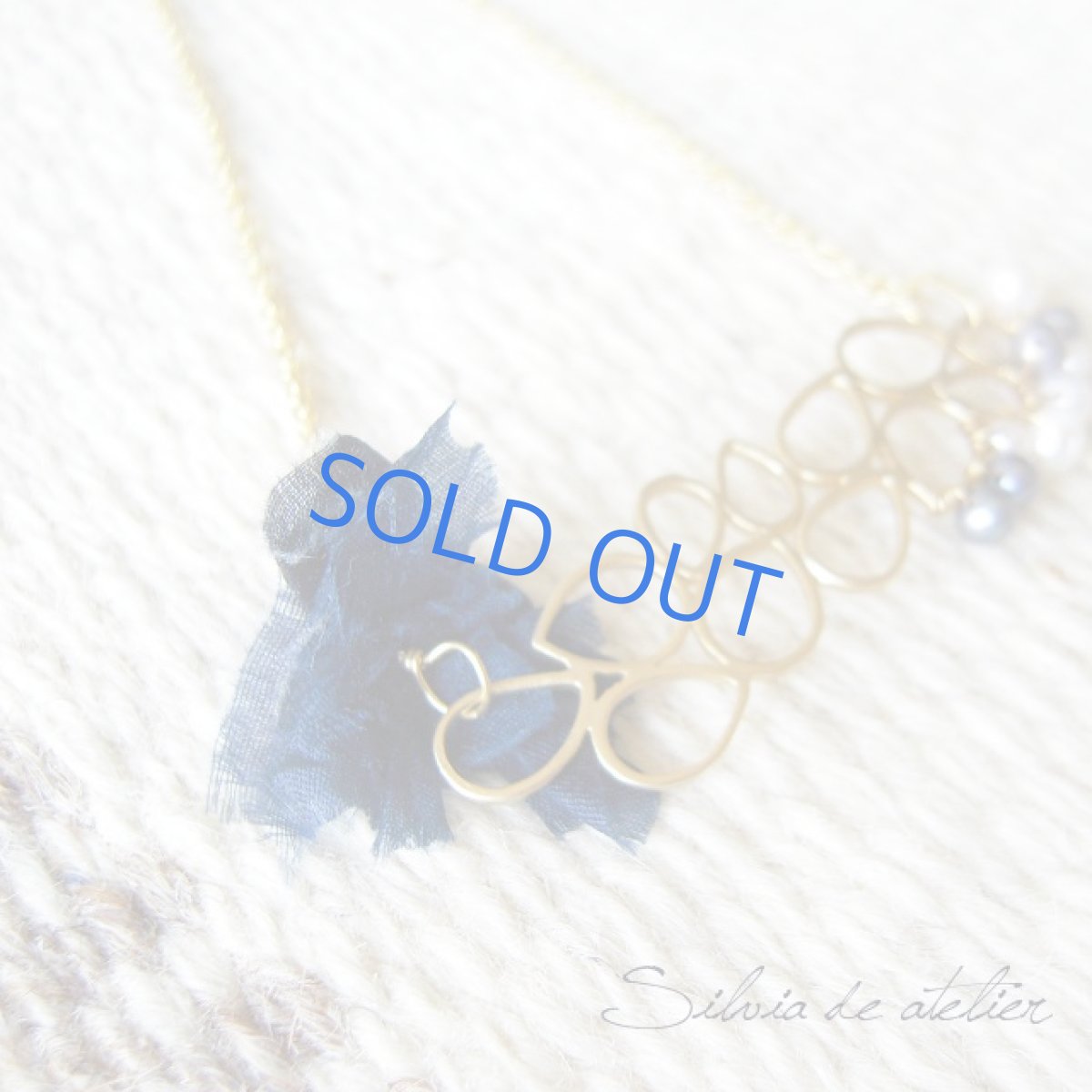 画像2: ネイビーシルクリボン　泡重なる　パール付チャーム　ゴールドロングネックレス　 (2)