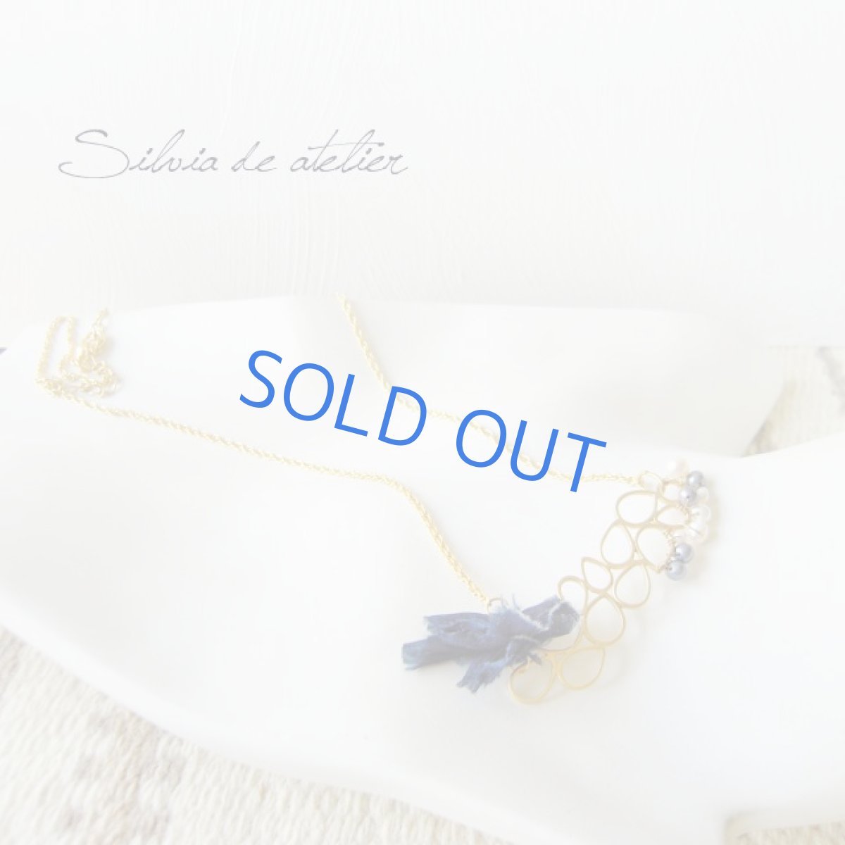 画像3: ネイビーシルクリボン　泡重なる　パール付チャーム　ゴールドロングネックレス　 (3)