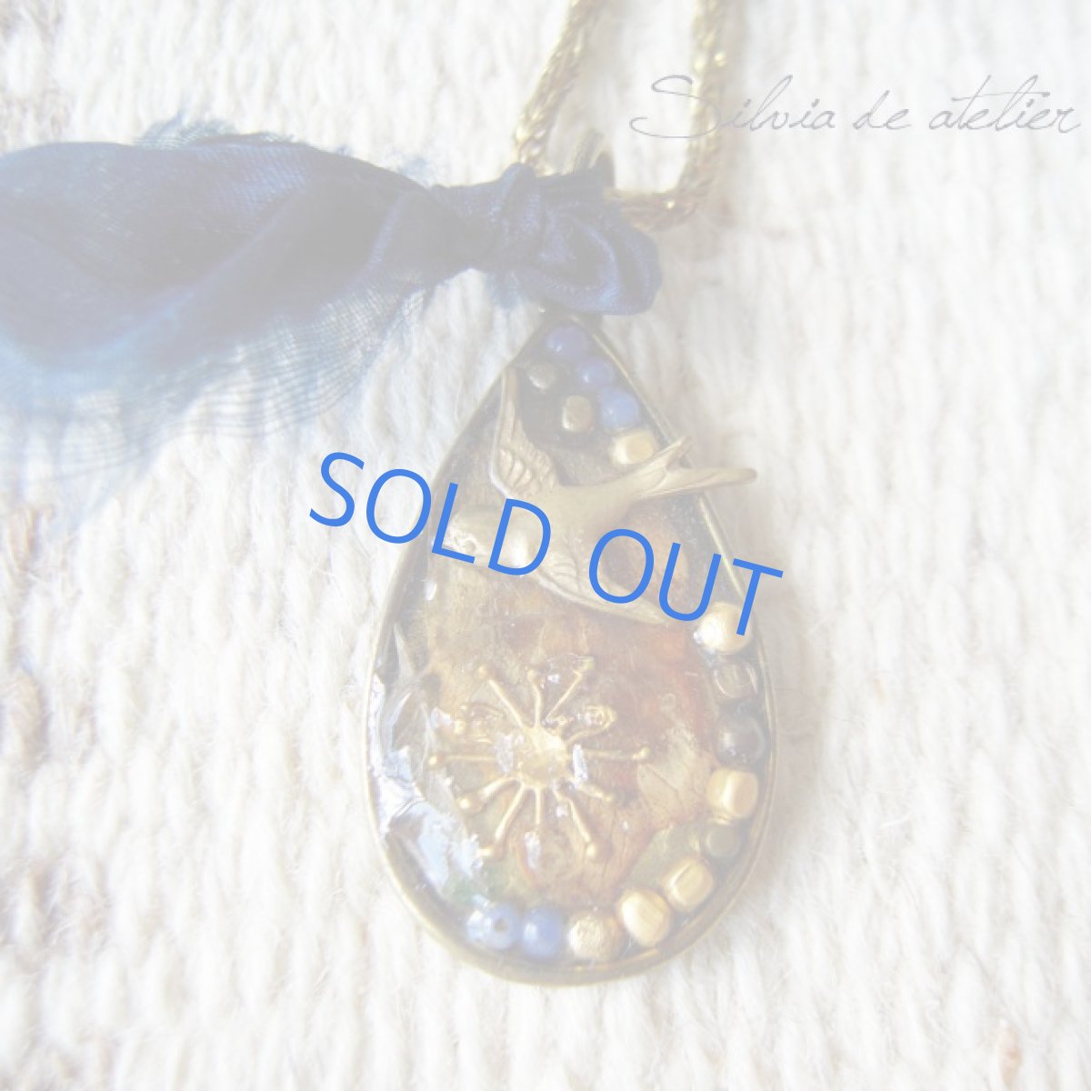 画像3: 樹脂スワロー＆雪の結晶　ドロップチャーム　ネイビーシルクリボン　アンティークゴールドネックレス (3)