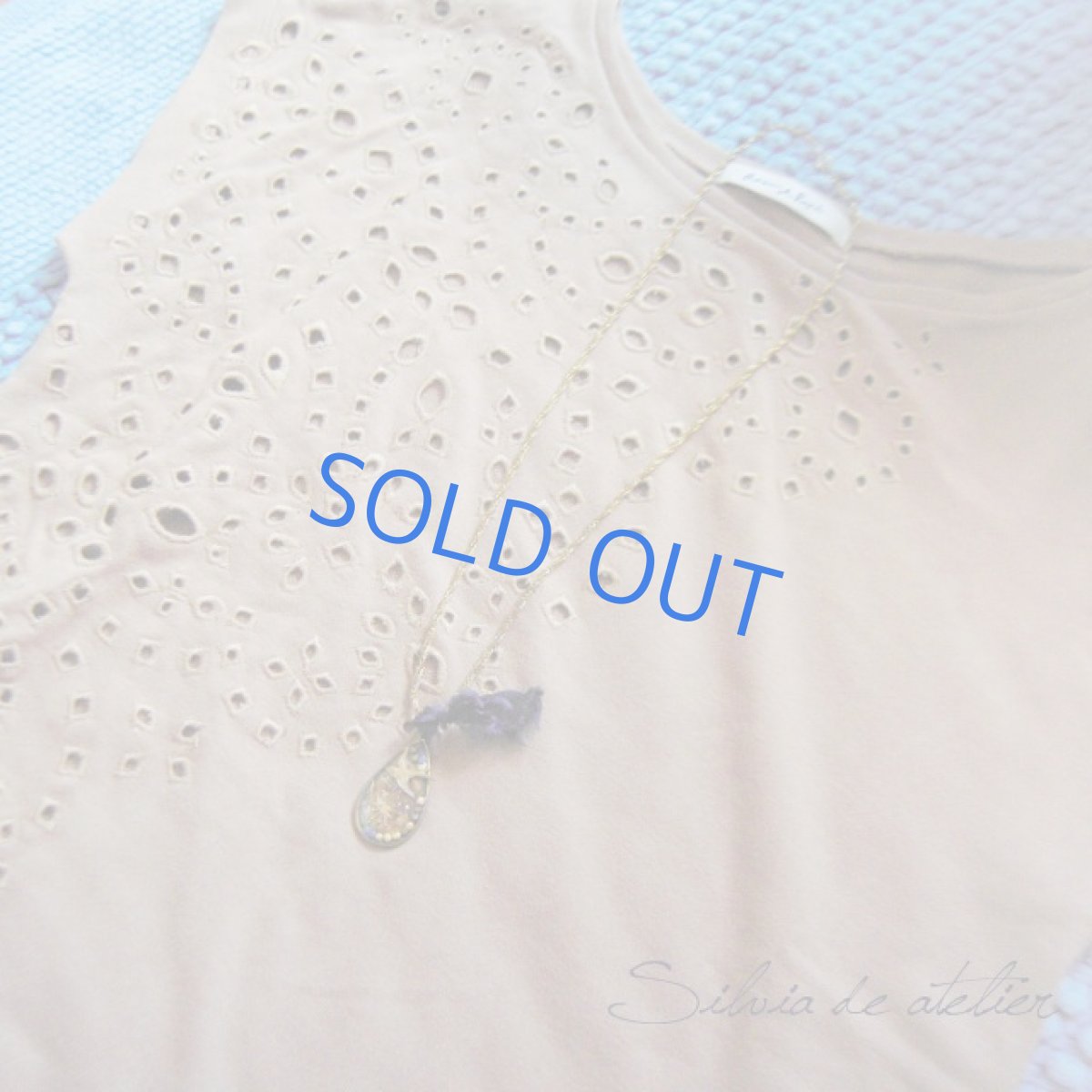 画像4: 樹脂スワロー＆雪の結晶　ドロップチャーム　ネイビーシルクリボン　アンティークゴールドネックレス (4)