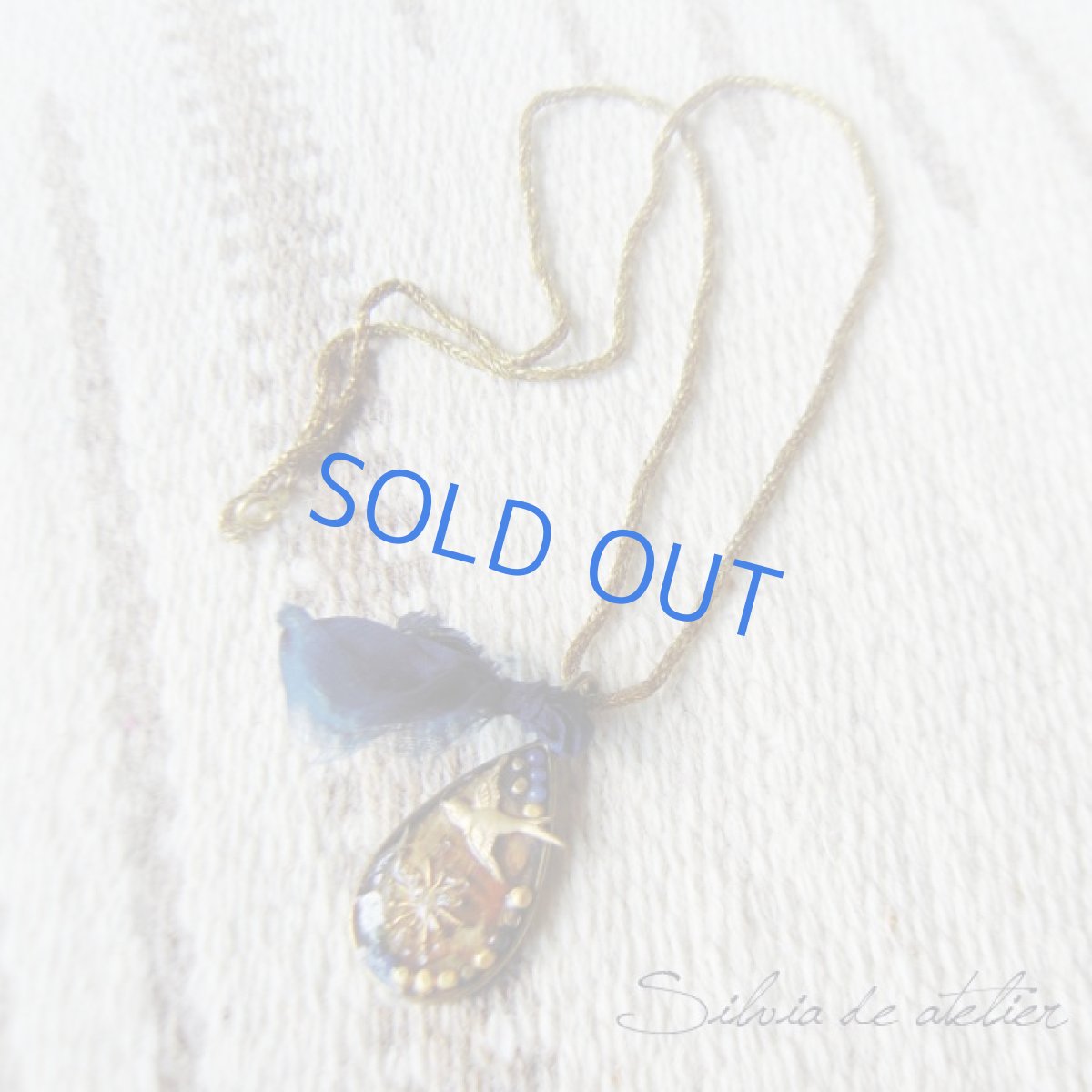 画像2: 樹脂スワロー＆雪の結晶　ドロップチャーム　ネイビーシルクリボン　アンティークゴールドネックレス (2)