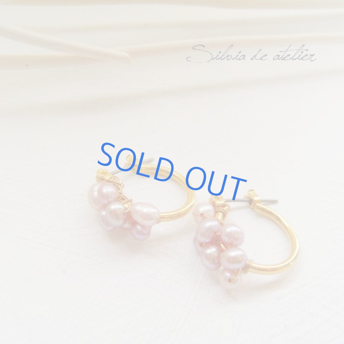 画像2: グレイッシュピンク　淡水パール　チタンフープピアス (2)