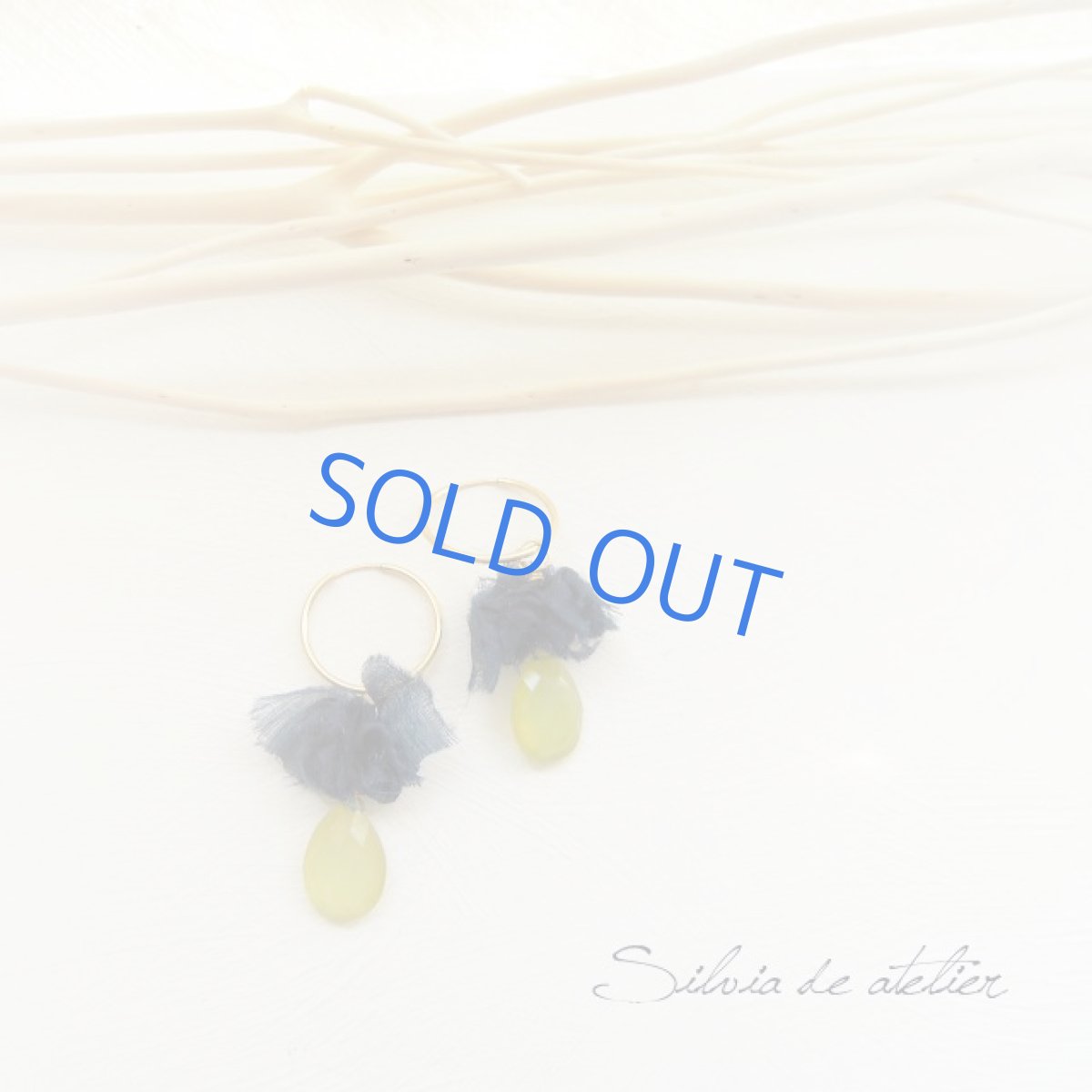 画像2: イエローカルセドニー　ネイビーシルクシフォンリボン　14kgfフープピアス (2)