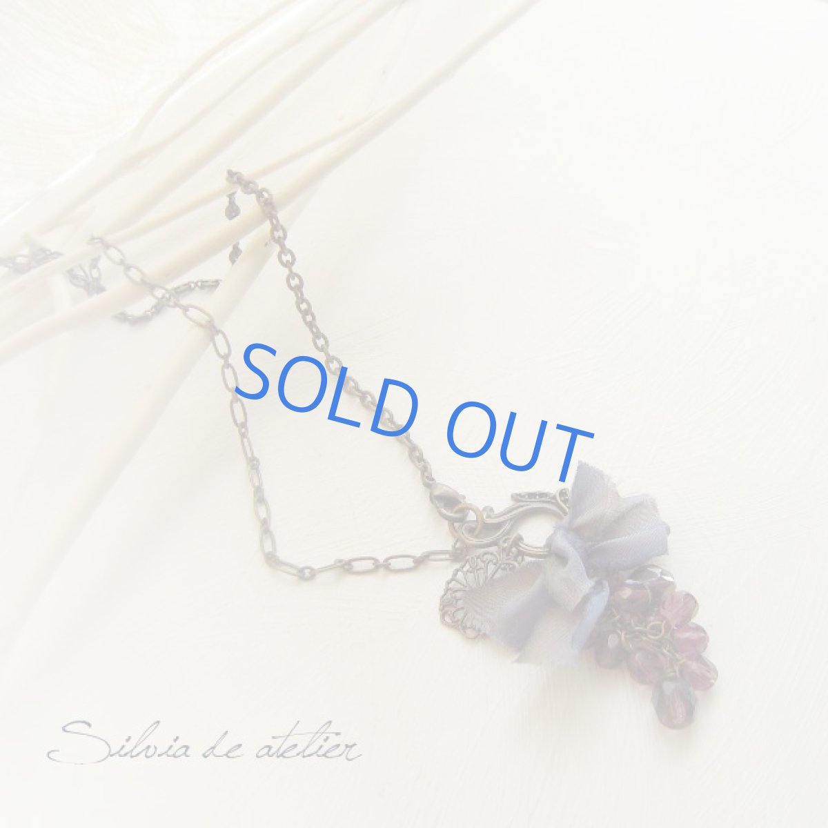 画像3: 葡萄チェコガラス　ブルーシルクリボン　アンティークゴールドネックレス (3)