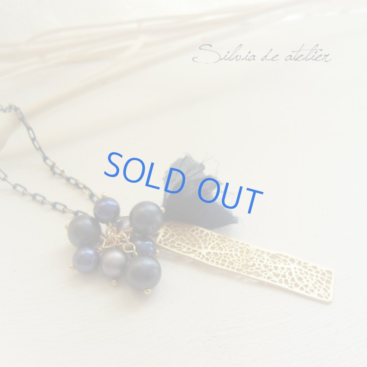 画像2: ネイビーアクリルパール＆シルクリボン　ブルーゴールドネックレス (2)