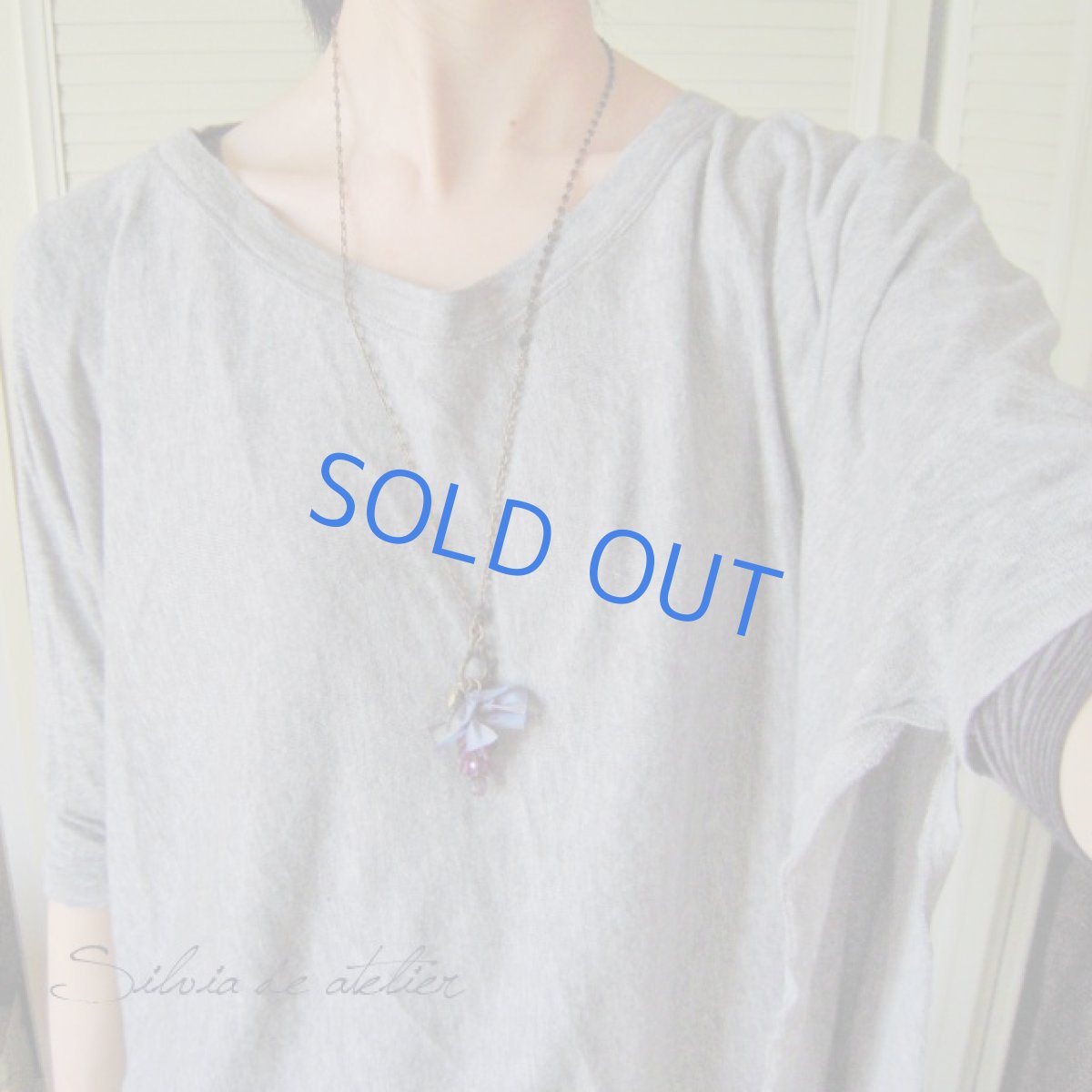 画像4: 葡萄チェコガラス　ブルーシルクリボン　アンティークゴールドネックレス (4)