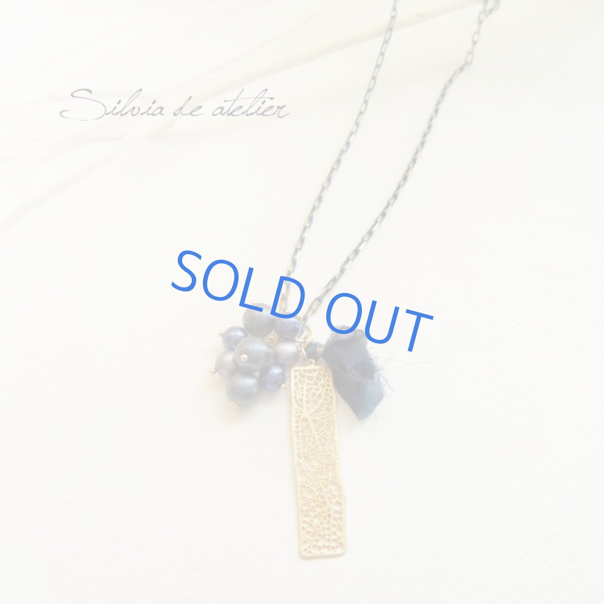 画像3: ネイビーアクリルパール＆シルクリボン　ブルーゴールドネックレス (3)