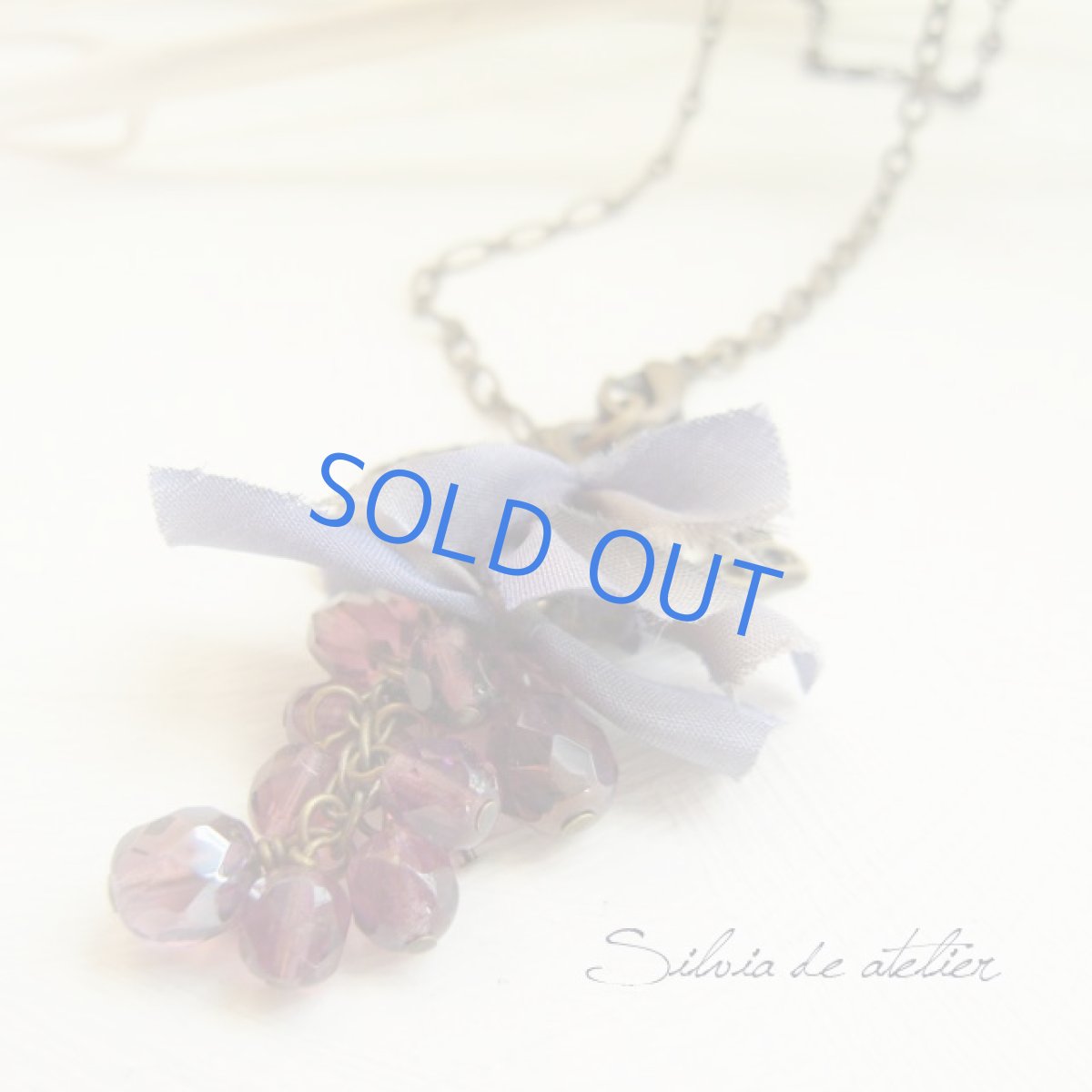 画像2: 葡萄チェコガラス　ブルーシルクリボン　アンティークゴールドネックレス (2)