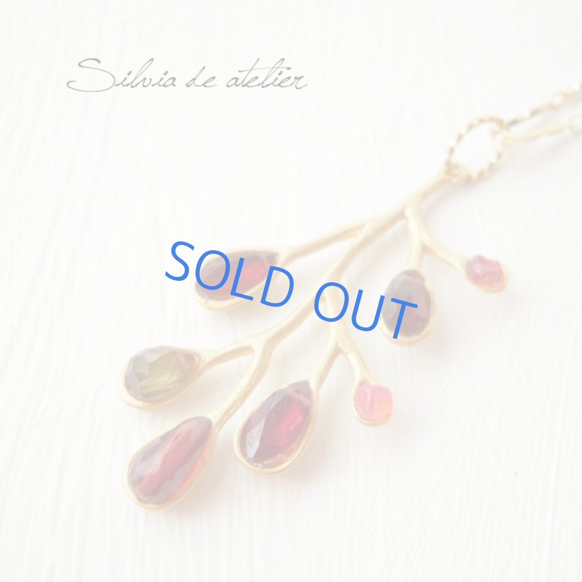 画像4: ガーネット　リーフチャーム　ゴールドストリングスチェーンロングネックレス (4)